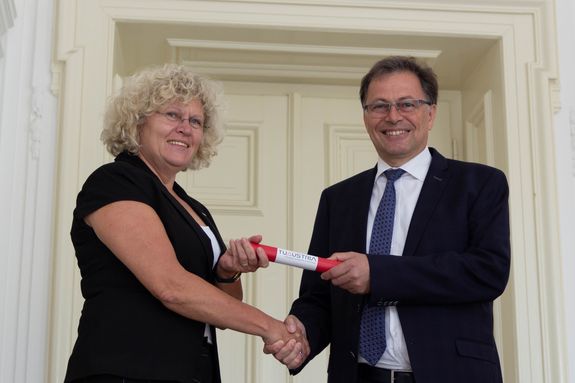 Staffelübergabe TU-Austria Wilfried Eichlseder, Rektor der Montanuniversität Leoben, übergibt die TU Austria Staffel an Sabine Seidler, Rektorin der technischen Universität Wien