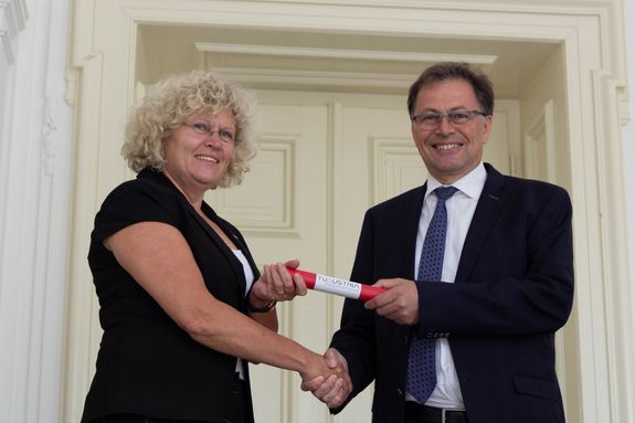 Sabine Seidler übergibt einen Staffel an Wilfried Eichlseder 