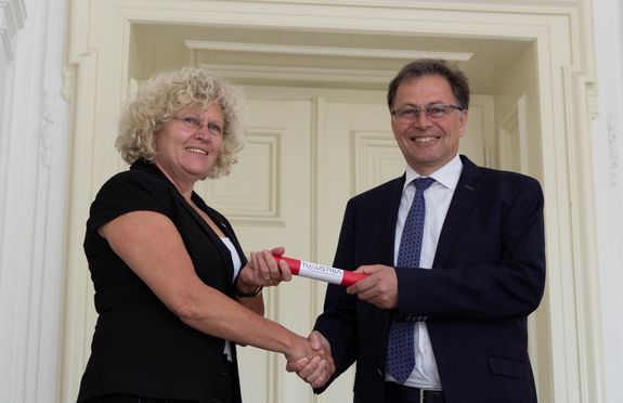 Baton Handover TU-Austria Wilfried Eichlseder, Recotr of Montanuniversität Leoben, hands over the TU Austria Baton to Sabine Seidler, Rector of TUW