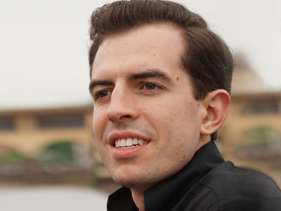 Danny Müller vor verschwommenem Hintergrund