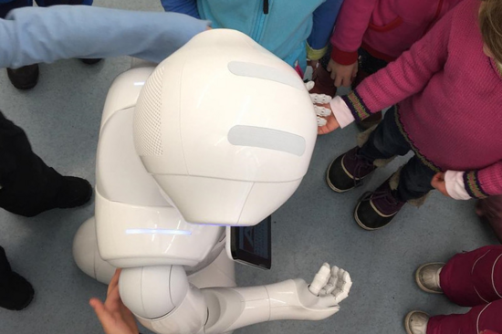 Ein Robot mit Kindern