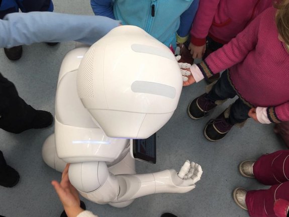 Ein Robot mit Kindern