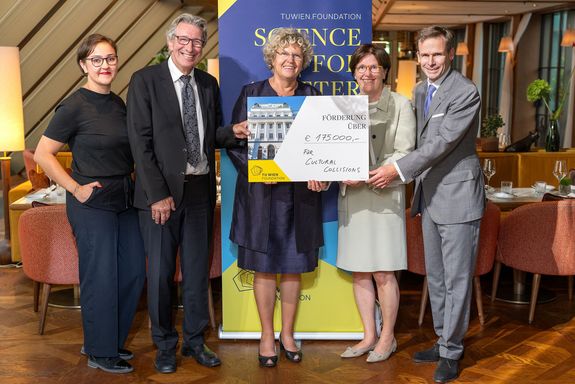 Gruppenfoto: Nicole Moneta (Gesamtprojektleitung und Fundraising), TUW-Vizerektor Kurt Matyas, TUW-Rektorin Sabine Seidler, Elfriede Baumann (Vorsitzende des Stiftungsvorstands der TU Wien Foundation), Robert Gulla (Stiftungsvorstand der TU Wien Foundation)