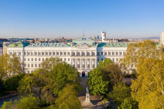 Ansicht des Hauptgebäudes der TU Wien am Karlsplatz