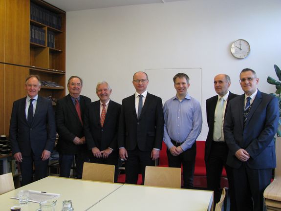 P. O’Sullivan (IAEA), H. Böck (ATI), C. Xerri (IAEA), Prof. R. Redhammer (Rektor der TU Bratislava), Prof. .A. Rauschenbeutel (ATI) , V. Slugen (TU Bratislava), V. Michal (IEAA) (v.l.n.r.)