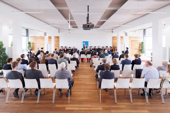 Preisverleihung. Rektorin Sabine Seidler steht am Rednerpult.