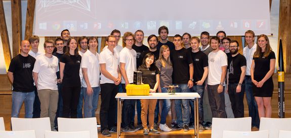 TU Wien Space Team mit einem Satelliten Prototypen. © TU Wien Space Team