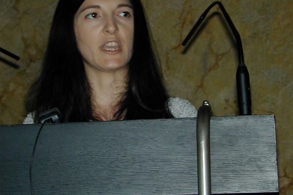 Valeria Bidea de Schoder am Rednerpult