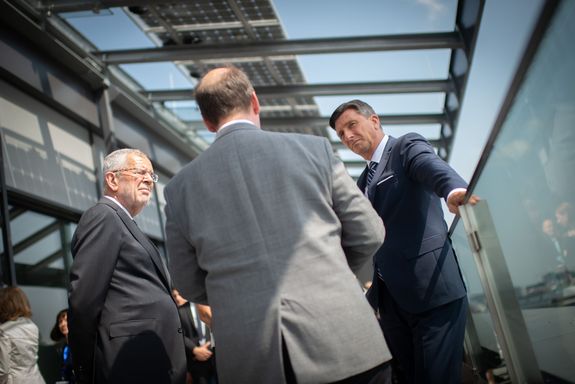 Bundespräsident Alexander Van der Bellen (l.) mit seinem slowenischen Staatsgast Präsident Borut Pahor (r.) und TUW-Prof. Thomas Bednar (mitte)