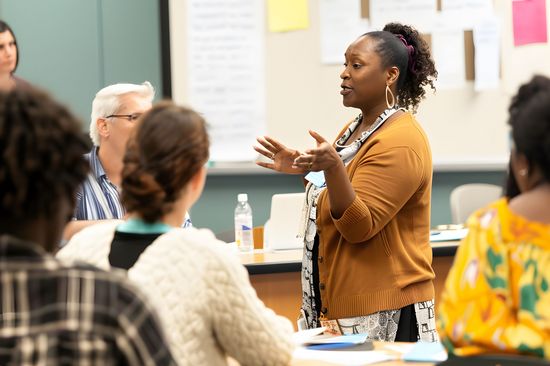  A female trainer who speaks in front of people
