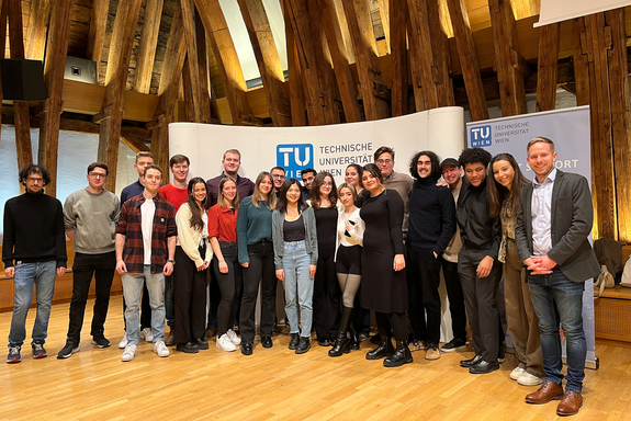 Mehrere Personen stehen nebeneinander. 