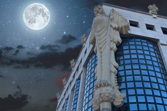 Bild vom der TU Wien Bibliothek mit Eule. Im Hintergrund ein Nachthimmel mit Mond. 