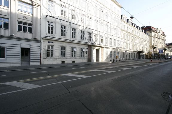 Front view1 Favoritenstrasse by day