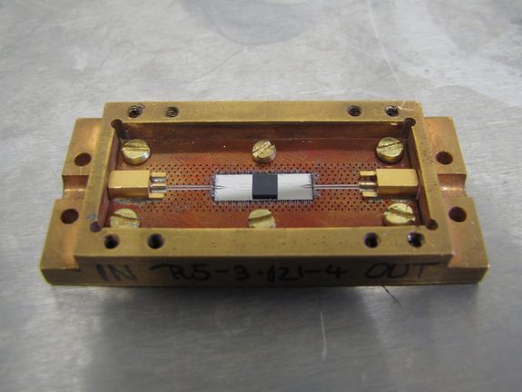 Der Quantenchip: In der Mitte ist der gewundene Mikrowellenresonator und der dunkle Diamant zu erkennen.