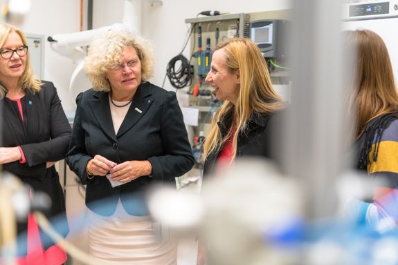 Vizerektorin Anna Steiger, Rektorin Sabine Seidler und Bundesministerin Juliane Bogner-Strauß in einem Labor der TU Wien