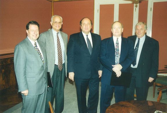 Heinz Bernd Matthias (Dekan der damaligen Fakultät für Maschinenbau, TUW), Naim A. Kheir (Chairman, OU), Peter Skalicky (Rektor, TUW), Mike Polis (Dekan, OU), Peter Kopacek (TUW) (v.l.n.r.) Heinz Bernd Matthias (Dekan der damaligen Fakultät für Maschinenbau, TUW), Naim A. Kheir (Chairman, OU), Peter Skalicky (Rektor, TUW), Mike Polis (Dekan, OU), Peter Kopacek (TUW) (v.l.n.r.)
