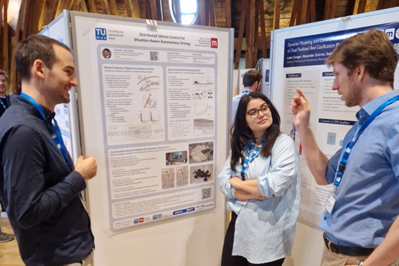 Aybala Cakir präsentiert ihre wissenschaftliche Arbeit