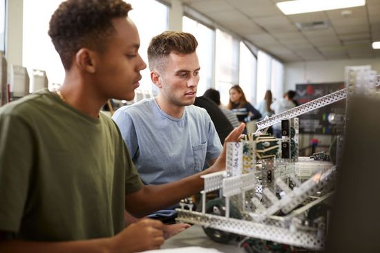 zwei junge Männer arbeiten an einer Modell-Konstruktion