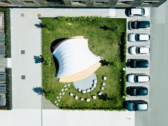 Luftaufnahme eines Holzpavillons