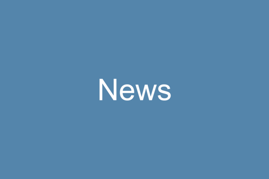 Der Schriftzug "News" steht auf einem blauen Hintergrund