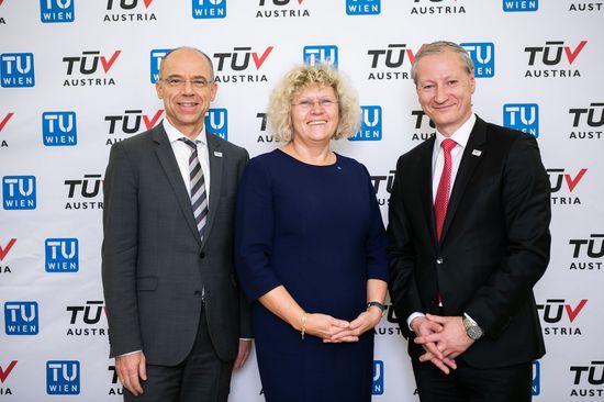 von links nach rechts: Christopg Wenninger, Geschäftsführer TÜV TRUST IT; TUW-Rektorin Sabine Seidler; TÜV AUSTRIA CEO Stefan Haas