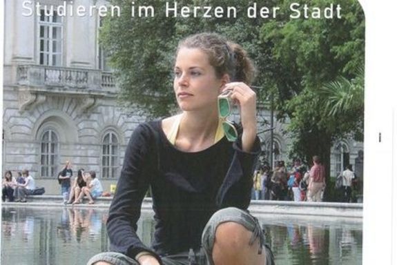 Frau sitzt am Brunnenrand