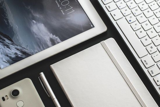 Bildschirm, Tastatur, Notizblock