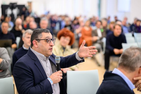 fuTUre fit Jonathan mit Mikro am Wort