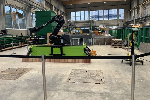 Fabrikshalle mit Ziegelroboter