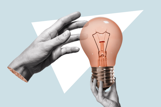 Lachsfarbene Glühbirne nach der eine Hand greift. im Hintergrund ein weißes Dreieck. Gesamter Hintergrund hellblau. Grafische Darstellung