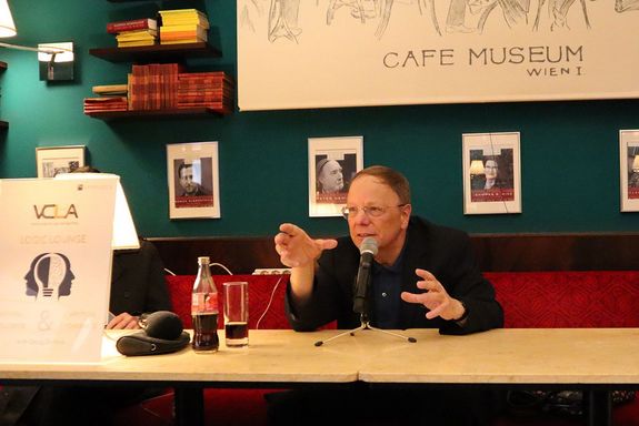 Georg Gottlob sitzend im Café Museum