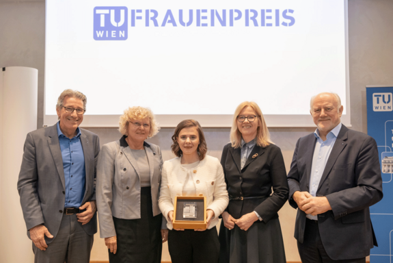 Rektorat TUW mit Frauenpreisträgerin Mumic. In der Mitte die Preisträgerin, hell gekleidet. Sie hält die Frauenpreisskulptur.