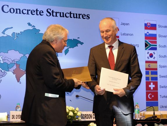 Prof. Johann Kollegger bei der Überreichung des FIB-Awards [1]