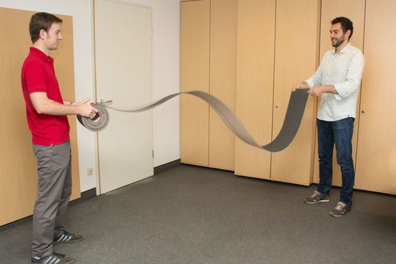 Die Atome im Festkörper verhalten sich so ähnlich wie kleine Kügelchen auf einem Tuch. Wenn auf einer Seite gerüttelt wird, bewegen sich die Teilchen eher auf die andere Seite.