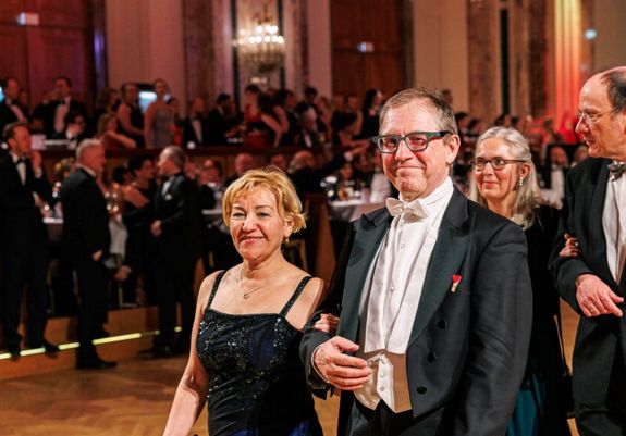 Professor Bob Martens mit Seiner Ehefrau beim Einzug in den Festsaal