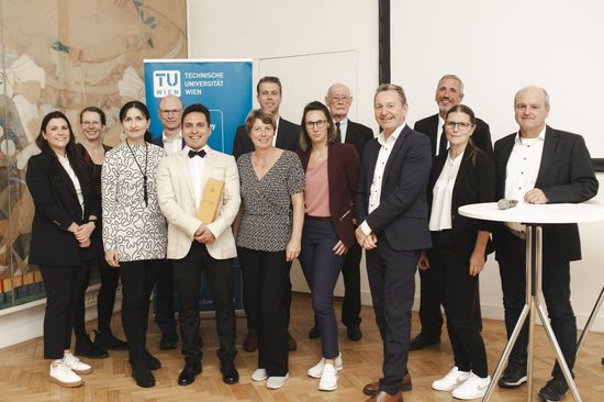 Gruppenfoto Dr. Bernadette Kirchsteiger (ehem. Preisträgerin), Dr.Eva-Maria Wartha (ehem. Preisträgerin), Prof. Azra Korjenic (TU), Prof. Franz Winter (TU), Preisträger Pablo Ayala, Dr. Gudrun Weinwurm (TU), dahinter Dr. Daniel Schachinger (ehem. Preisträger), Dr. Michaela Killian (ehem. Preisträgerin), dahinter Dr. Herbert Hochegger (Lions Club), Dipl.-Ing. Walterr Michael (Lions Club), Valentina Fünder, dahinter Vizerektor Wolfgang Kastner und Mag. Otto Postl (Lions Club) (von links)