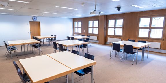 Foto Vortragsraum Bibliothek Tischgruppen
