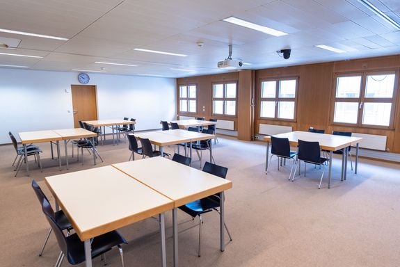 Photo lecture room in the library workshop groups with tables