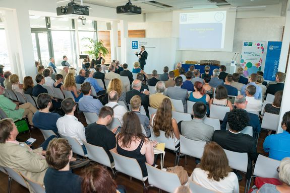 Vizerektor Matyas bei der Eröffnung der Awardverleihung im TUtheSky