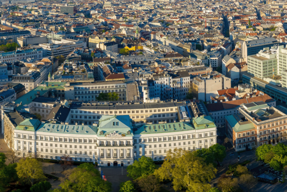 Drohnenbild TUW-Gebäude, im Vordergrund das Hauptgebäude.