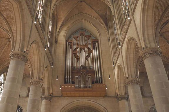Picture of an Organ at the 'Linzer Mariendom' from below.