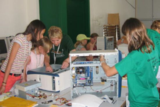 Mädchen zerlegen einen PC