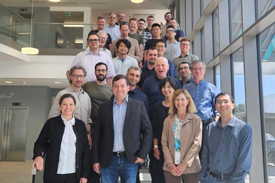 Gruppenfoto auf Treppe