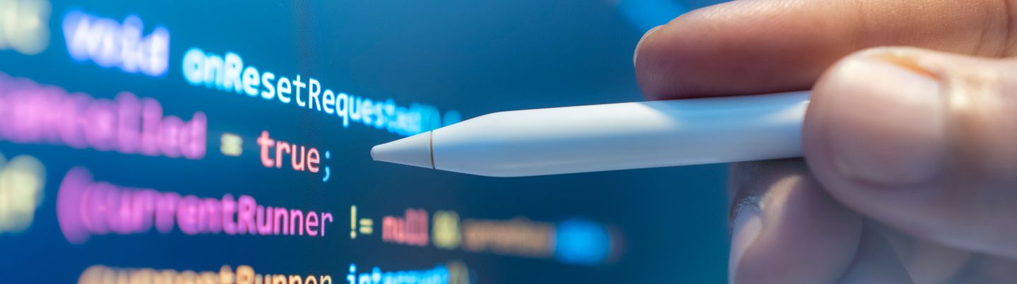 Softwareentwickler analysieren Computercode, der das Konzept fortschrittlicher technologischer Informationen für den Aufbau von Netzwerksicherheitsplattformen verkörpert.