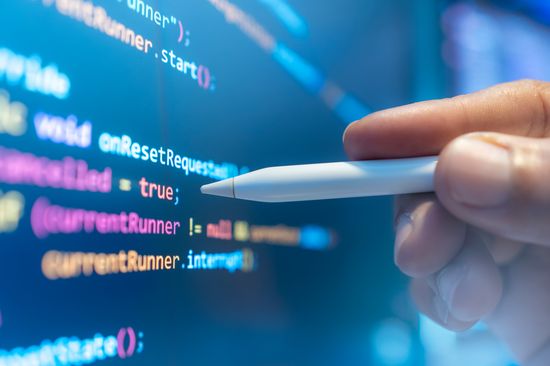 Softwareentwickler analysieren Computercode, der das Konzept fortschrittlicher technologischer Informationen für den Aufbau von Netzwerksicherheitsplattformen verkörpert.