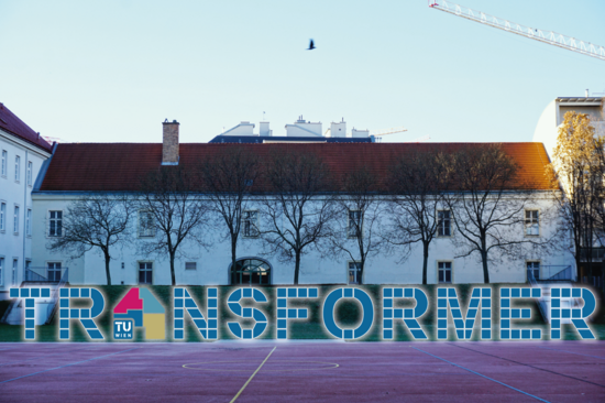 Gebäude Rennweg von außen, darunter Schriftzug Transformer mit Logo