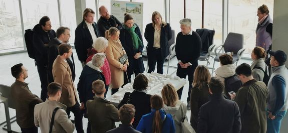 Teilnehmer_innen erhalten Informationen