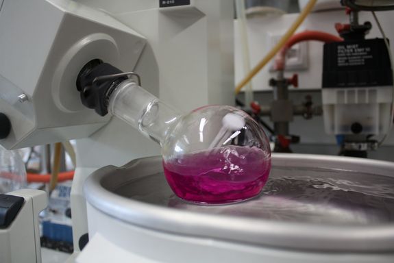 Das Tetrazinderivat nach erfolgter Reinigung beim Abdampfen des Lösungsmittel am Rotationsverdampfer