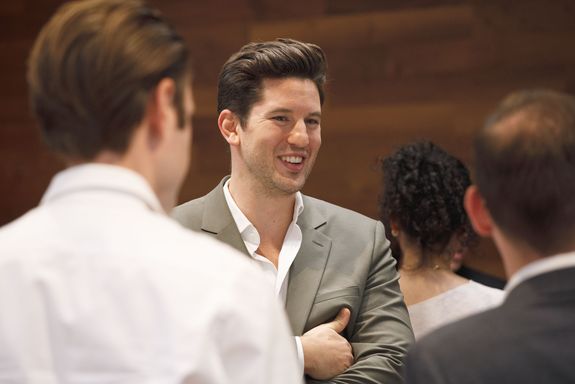 Studierende stehen zusammen und unterhalten sich 