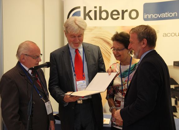 [Translate to English:] Prof. Antoni Sliwinsky (Laudator), Prof. Ewald Benes mit seiner Frau Dr. Brigitte Benes (Umweltgemeinderätin) bei der Entgegennahme der Auszeichnung, Prof. Bogumil Linde (outgoing Chairman of the ICU Board)